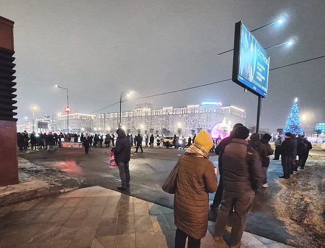 Что-то нам опять не везёт. Очередь на 442 автобус