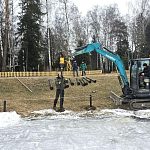 На новом озере идёт установка павильона, где будет прокат коньков