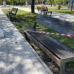 Лавочки начали окрашивать. Будьте внимательны.