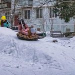 Самодельные снежные горки во дворах города 