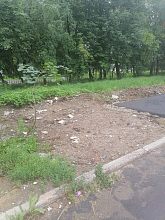 В связи с чем уменьшают размер площадки для мусорных баков на ул. Победы д. 7.