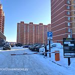 Около ТЦ на Строителях парковку сделали платной