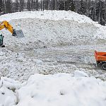 Снежные горы у городского кладбища с каждой неделей становятся всё выше и эпичнее 