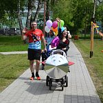 B Честь Дня защиты детей в Беличьем парке прошел парад колясок