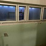 Разбитое окно после пожара