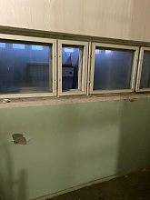 Разбитое окно после пожара