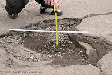 Жители города наказывают чиновников за ямы на дорогах