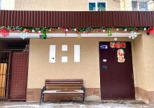 Во дворе Краснознаменной 21 уже тоже появилась праздничная атмосфера