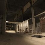 Сможете отгадать, внутри какого, на тот момент ещё строящегося здания были сделаны эти фотографии?