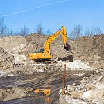 Эпичные горы из грязного талого снега в индустриальном парке