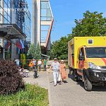 У главного входа ТЦ «Звёздный» идут работы по замене труб горячего водоснабжения