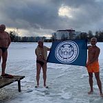21 декабря любители моржевания с энтузиазмом открыли зимний купальный сезон в Городском парке.