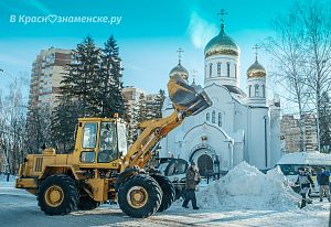 церковь, трактор, уборка снега