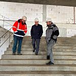 Владимир Пирогов совместно с исполнительным секретарем Еленой Белоусовой проверили ход строительства образовательного центра на ул. Связистов