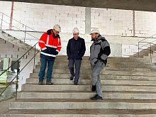 Владимир Пирогов совместно с исполнительным секретарем Еленой Белоусовой проверили ход строительства образовательного центра на ул. Связистов