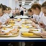 С нового учебного года цена на питание в школьных столовых выросла почти в два раза. 