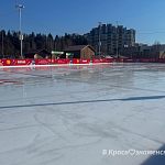 Даже искусственный лёд тает под мартовским солнцем