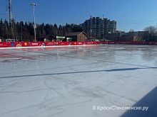 Даже искусственный лёд тает под мартовским солнцем