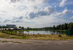 В город вернулось лето – пляж оживился
