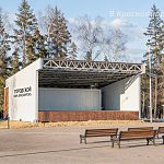 Перед сценой не хватает сидячих мест для просмотра концертов