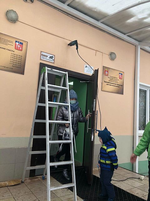 Перфоратор в стенах детской поликлиники