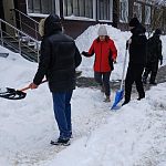 Жители Гагарина 9 вышли на помощь дворнику УК