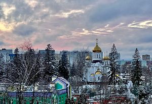 Закат над снежным городом