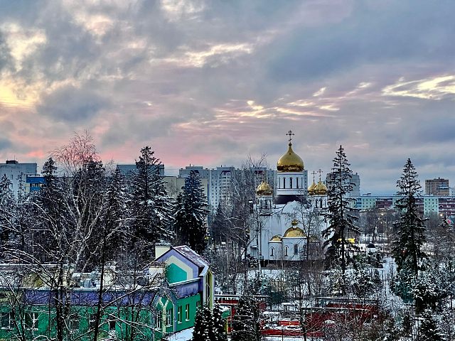 Закат над снежным городом