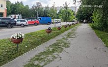 Вот такие кашпо с цветами появились в разных местах города