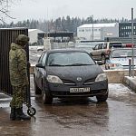 На КПП у Берёзовой пристально проверяют пропуска на машины. 