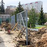 Тем временем, вокруг госпиталя идёт установка нового забора