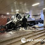 На Парке Победы автомобиль влетел в подземный переход