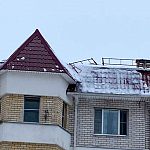 На Строителях 3/2 с крыши падают ограждения