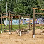 На пляже Нового озера началась установка навеса