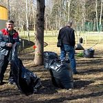 Тем временем, в парке «Беличий» продолжают собирать прошлогоднюю листву и мусор