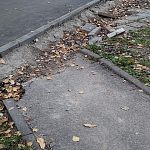 Выход с детской площадки на основную пешеходную дорожку выполнен безобразно и далеко не безопасно!