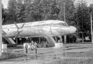 Памятник самолёту Ил-18 который был установлен в К