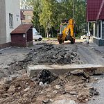 Во дворе Краснознаменной 19 нет проезда, перекопали дорогу.