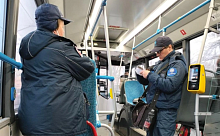 В подмосковных автобусах тестируют оплату одной картой за нескольких пассажиров