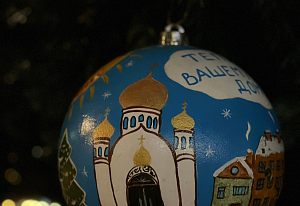 Храм на елочной игрушке