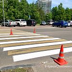 На ул.Октябрьская начали обновлять разметку на пешеходных переходах