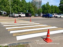 На ул.Октябрьская начали обновлять разметку на пешеходных переходах