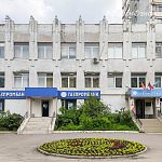 Фасад здания, где располагается библиотека и Газпромбанк явно уже нуждается в ремонте и покраске