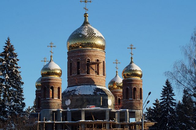 Новый храм при солнечной погоде очень красиво выгл