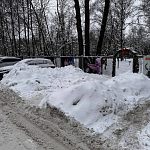 По нормативам в течении 5-ти дней после снегопада , снег должен был вывезен, стоянка возле Беличьего парка.....