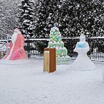 Вот такие праздничные снежные фигуры появились за остановкой у штаба