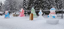 Вот такие праздничные снежные фигуры появились за остановкой у штаба