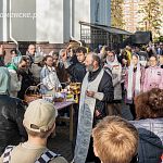 Освящение куличей у Храма Архангела Михаила