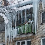 Обледеневший дом по адресу Парковая 6