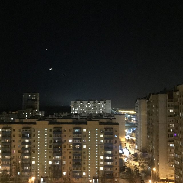Парад планет. В самом верху Юпитер, крупно Луна (п